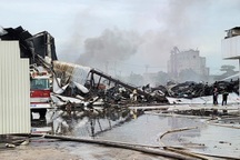 Nhà xưởng rộng cả nghìn m2 bốc cháy ngùn ngụt