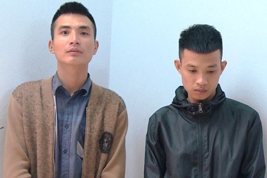 Tạm giữ 2 thanh niên đập vỡ kính, truy đuổi xe khách hàng chục km