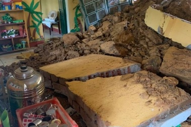 Lào Cai: Sạt lở đất đá trong đêm, một lớp học bị vùi lấp