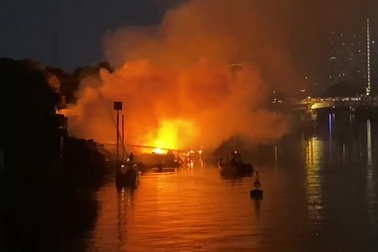 Lửa bao trùm nhiều căn nhà dọc kênh Tàu Hủ ở TPHCM