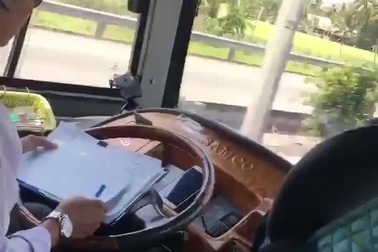 Kinh hãi tài xế xe khách vừa điều khiển xe vừa ghi chép