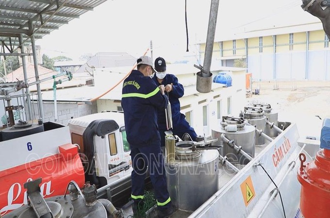 Bắt khẩn cấp "ông trùm" trong chuyên án buôn lậu, sản xuất xăng giả - Ảnh 4. Bắt khẩn cấp "ông trùm" trong chuyên án buôn lậu, sản xuất xăng giả - Ảnh 4.