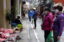 Chống Covid-19: “Phố chợ” kẻ vạch an toàn 2m, không bán cho người vi phạm