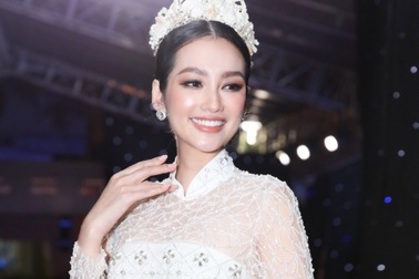 Hoa hậu Trúc Diễm, Khánh Vân... duyên dáng khi diện áo dài