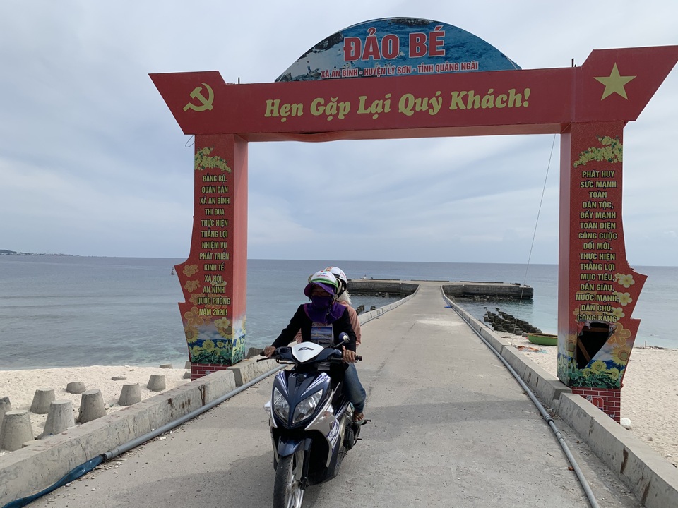 Quảng Ngãi: Những “bóng hồng” chạy xe ôm trên đảo tiền tiêu - 3 Quảng Ngãi: Những “bóng hồng” chạy xe ôm trên đảo tiền tiêu - 3