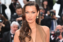 Bella Hadid gây sốc khi khoe vòng một gợi cảm tại thảm đỏ Cannes