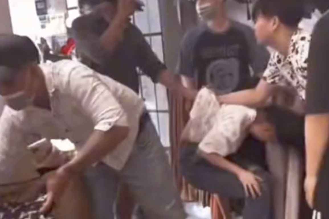 2 hotgirl chuyên livestream bán hàng lao vào ẩu đả, xôn xao dư luận - 1 2 hotgirl chuyên livestream bán hàng lao vào ẩu đả, xôn xao dư luận - 1