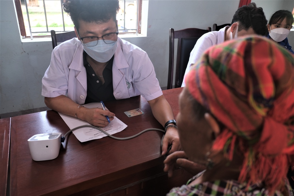 Người dân nghèo vùng cao vui mừng khi được khám bệnh, nhận thuốc miễn phí - 11 Người dân nghèo vùng cao vui mừng khi được khám bệnh, nhận thuốc miễn phí - 11