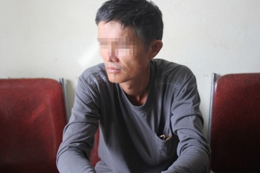 Cha bé trai bị quấn xích sắt vào cổ: "Tôi chỉ muốn dạy con..."