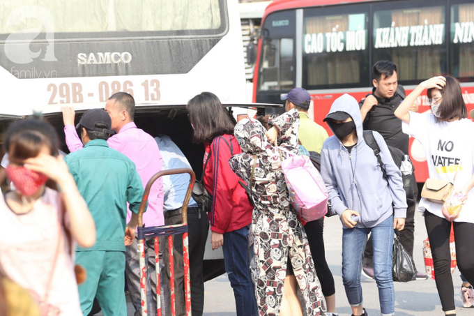 Kinh hoàng chuyến xe về thủ đô 45 ghế nhồi 104 khách - Ảnh 5. Kinh hoàng chuyến xe về thủ đô 45 ghế nhồi 104 khách - Ảnh 5.