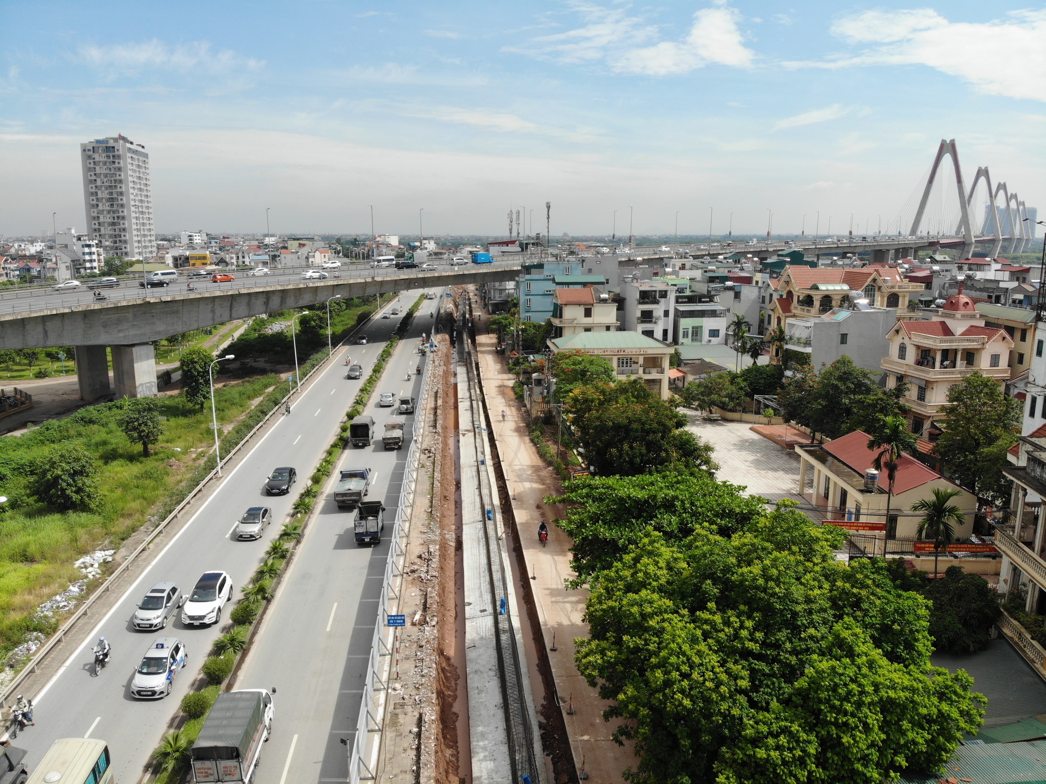 Nhìn từ trên cao dự án dựng tường bê tông, mở rộng đường đến cầu Nhật Tân