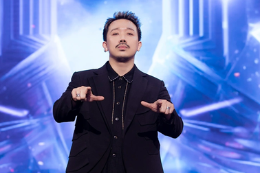 Trấn Thành làm MC "Rap Việt" với tạo hình khác lạ, khán giả phản ứng sao?