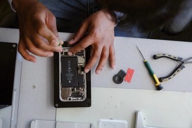 Tôi tự sửa iPhone 12 tại nhà và cái kết "đắng lòng"