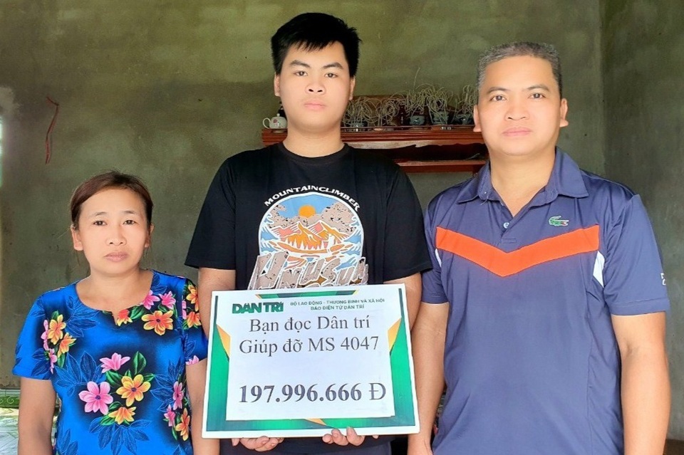 Cậu học trò mồ côi xúc động đón nhận xe đạp, máy tính và gần 200 triệu đồng - 1 Cậu học trò mồ côi xúc động đón nhận xe đạp, máy tính và gần 200 triệu đồng - 1