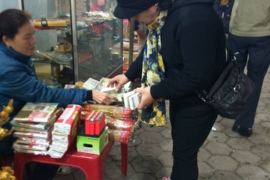 Một số hình ảnh chưa đẹp tại đền ông Hoàng Mười dịp đầu xuân