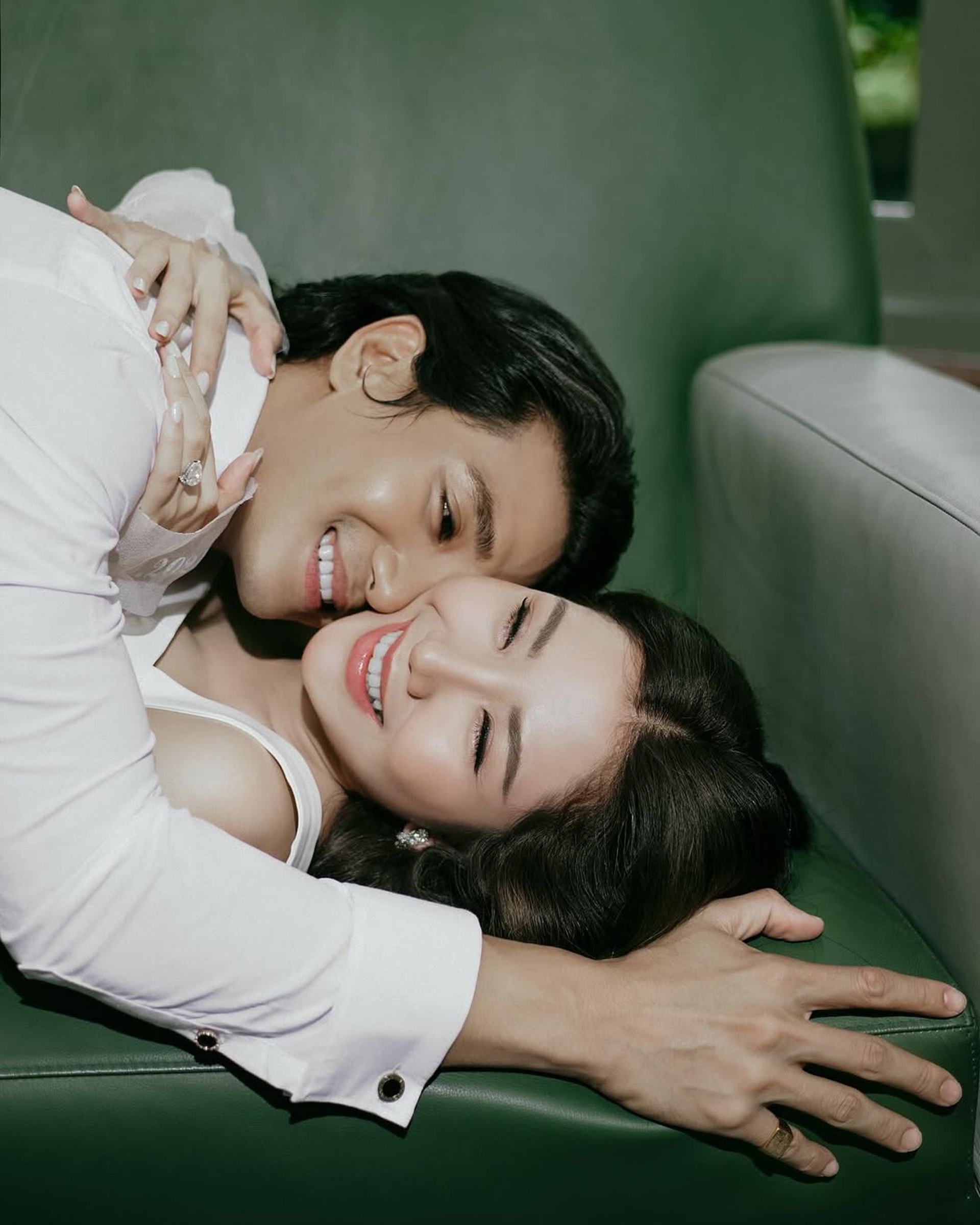 Người đàn ông đẹp trai nhất thế giới năm 2021 vừa cưới vợ - 7