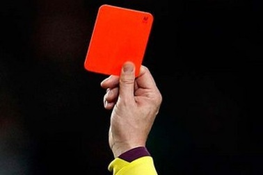 “Dám” rút thẻ đỏ, trọng tài bị cầu thủ đánh tử vong