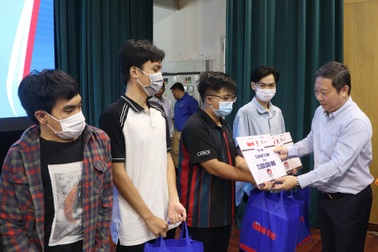 Chàng thanh niên xương thủy tinh nghẹn ngào khi được tặng xe máy