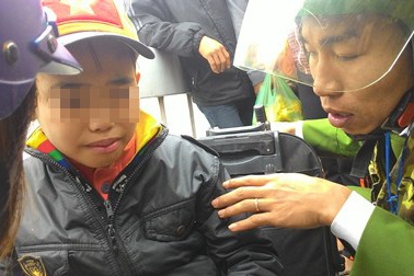 "Nghi án" cha nhảy sông tự tử, bỏ lại con nhỏ trên cầu