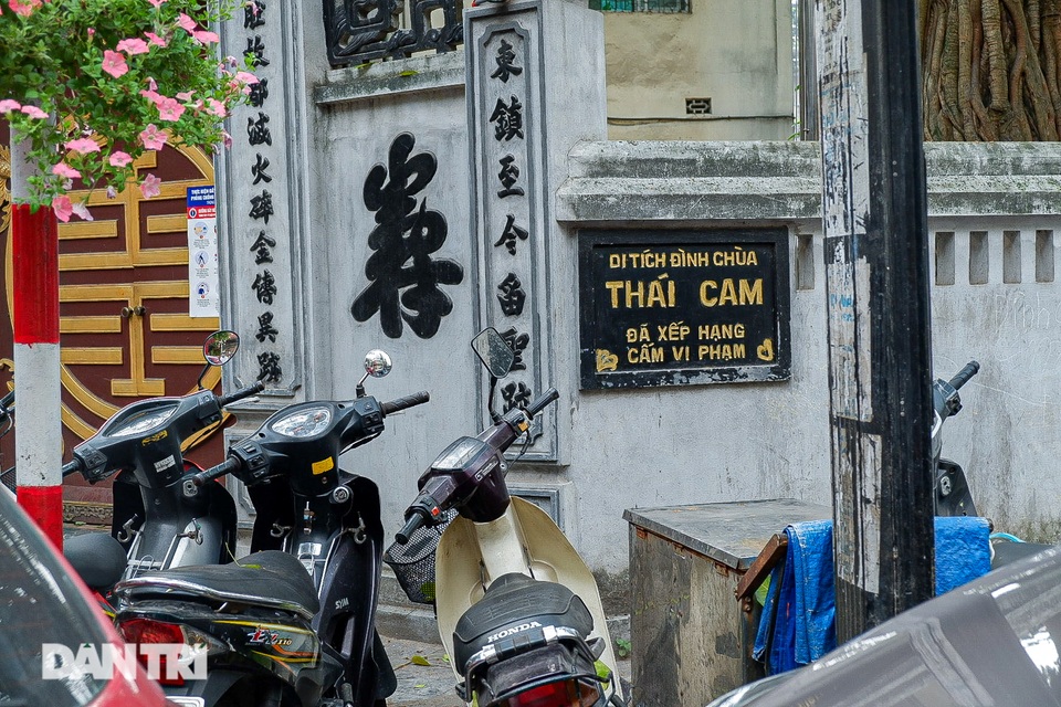 Ngán ngẩm cảnh bãi gửi xe, quán nước chè sống tầm gửi tại di tích phố cổ - 5 Ngán ngẩm cảnh bãi gửi xe, quán nước chè sống tầm gửi tại di tích phố cổ - 5