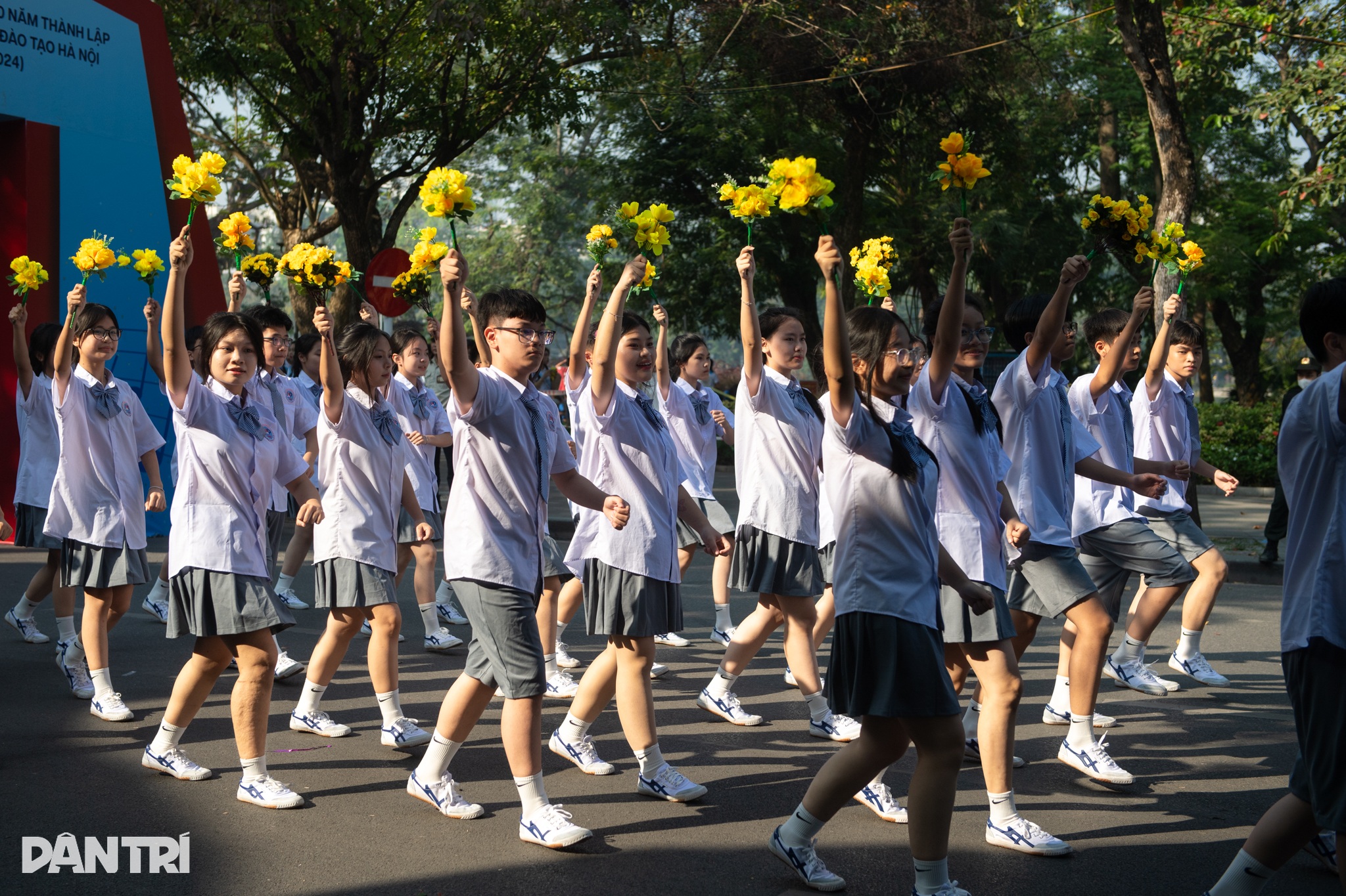 Hampir 3.000 orang berbaris untuk merayakan 70 tahun Pendidikan di Hanoi - 6 Gần 3.000 người diễu hành kỷ niệm 70 năm ngành Giáo dục ở Hà Nội - 6