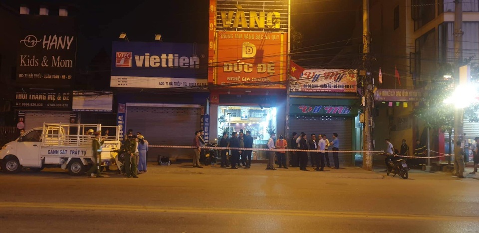 Vụ quăng mìn tự chế vào tiệm vàng: Ném quả thứ 2 trên đường tháo chạy - 1 Vụ quăng mìn tự chế vào tiệm vàng: Ném quả thứ 2 trên đường tháo chạy - 1