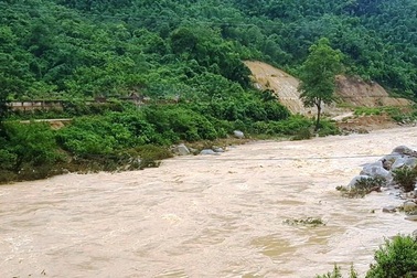 Nỗ lực tìm kiếm bé trai 5 tuổi bị lũ ống cuốn mất tích