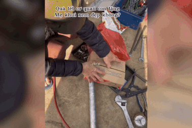 Mẹ "đứng hình" với số tiền 200 triệu đồng trong hộp quà con gái gửi tặng