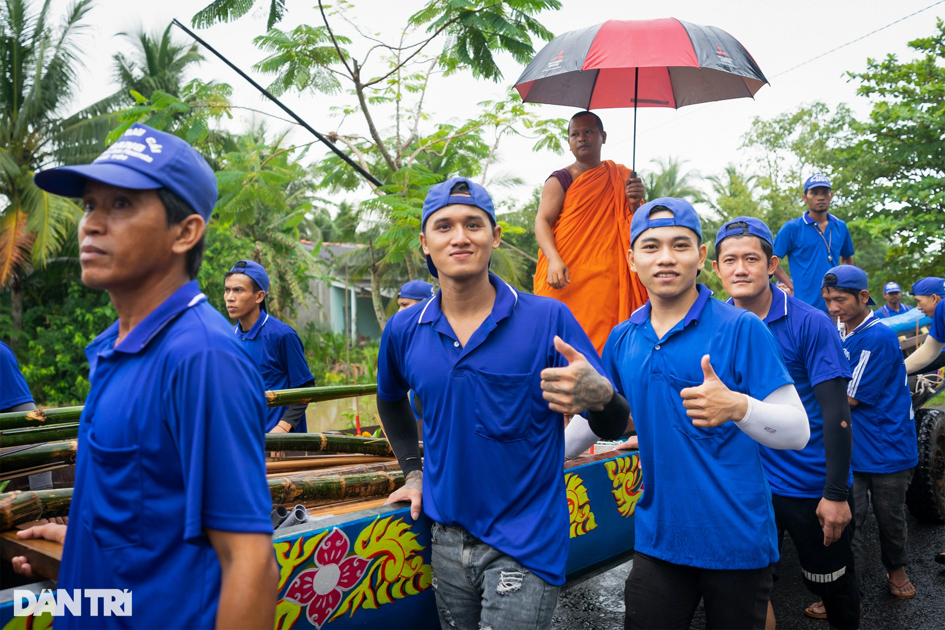 Cận cảnh lễ hạ thủy ghe Ngo của đồng bào Khmer Nam bộ - 9 Cận cảnh lễ hạ thủy ghe Ngo của đồng bào Khmer Nam bộ - 9
