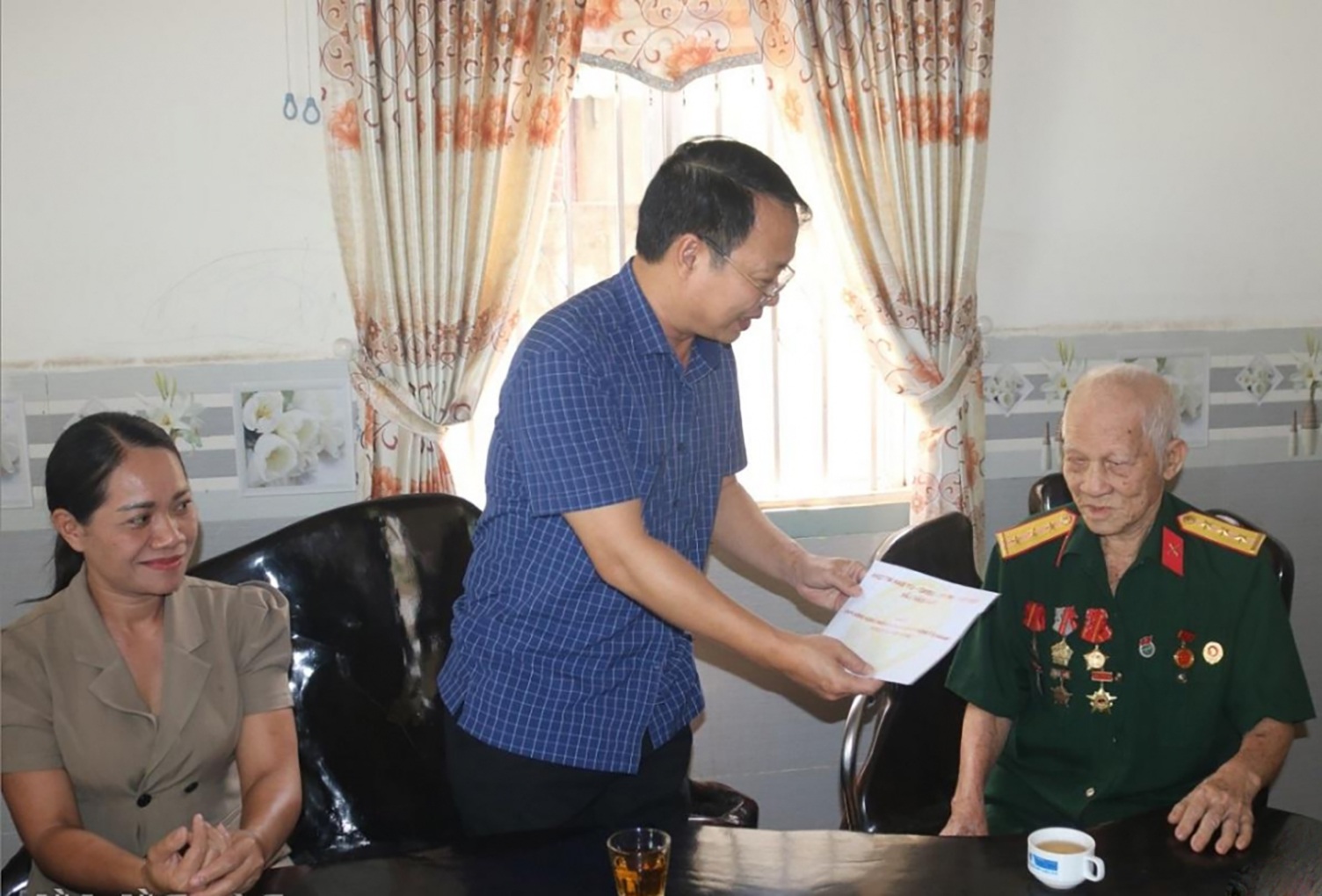 Tặng quà a.jpg Tặng quà a.jpg