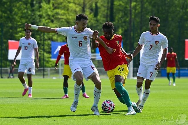 Cựu trọng tài FIFA khẳng định U23 Indonesia nhận oan 2 quả phạt đền - 1