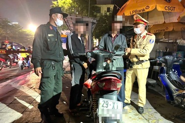 Hai đối tượng vừa trộm cắp xe máy thì bị CSGT Hà Nội bắt giữ