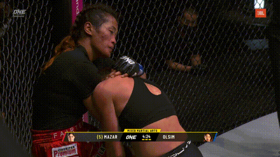 Nữ võ sĩ người Philippines thắng knock-out bằng đòn siết máy chém - 2 Nữ võ sĩ người Philippines thắng knock-out bằng đòn siết máy chém - 2