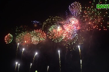 Biển người chen chân xem pháo hoa trước ngày giỗ Tổ Hùng Vương