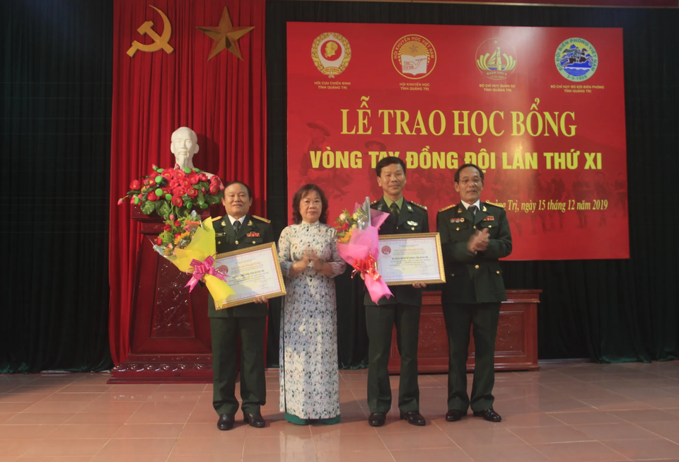 Trao học bổng cho gần 90 học sinh, sinh viên con em cựu quân nhân, gia đình chính sách - 1