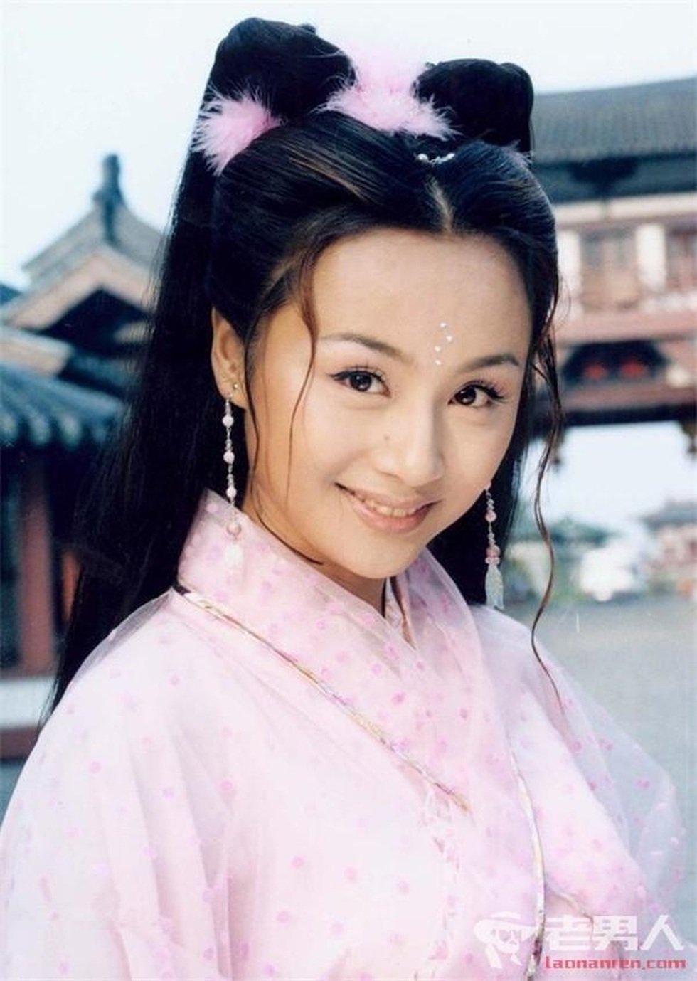 Tào Dĩnh của Quan huyện 9 tuổi: Nhan sắc khác lạ, livestream bán hàng - 6