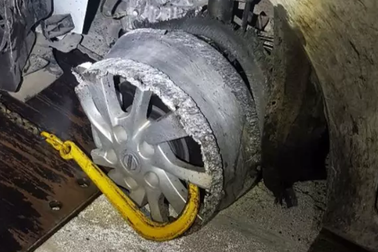 Không biết thay lốp xe ô tô, thanh niên liều lái bằng vành và cái kết