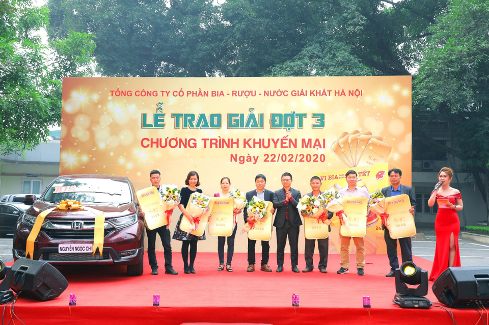 Bia Hà Nội trao giải cho những khách hàng may mắn cuối cùng trong chương trình khuyến mại “Vị Bia làm nên sắc Tết” - 3 Bia Hà Nội trao giải cho những khách hàng may mắn cuối cùng trong chương trình khuyến mại “Vị Bia làm nên sắc Tết” - 3