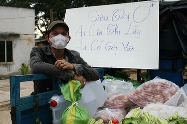 Vợ chồng giáo viên ở Sài Gòn mở "siêu thị" 0 đồng, mang chợ đến người nghèo