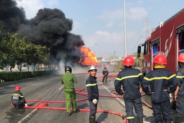 Biển lửa bao trùm xe bồn chở nhiên liệu giữa cửa ngõ Sài Gòn