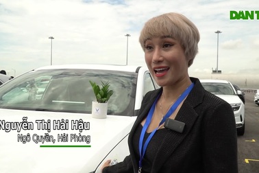 Khách hàng tiên phong mua VinFast VF 8 nói gì khi nhận xe?