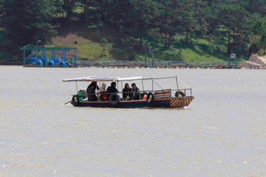 Thuyền “chui” ngang nhiên hoạt động trên hồ Đan Kia- Suối Vàng