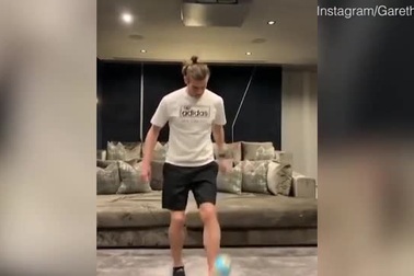 Gareth Bale tái hiệu siêu phẩm "xe đạp chổng ngược" trong phòng khách