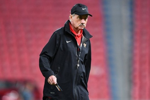 Khi HLV Alfred Riedl lưỡng lự chuyện giải nghệ