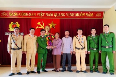 Nhặt được nhiều tờ tiền rơi trên đường, CSGT trả lại người mất