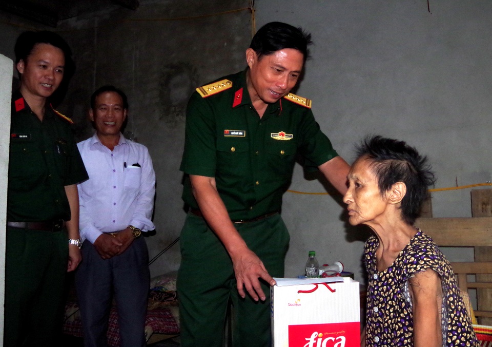 Bộ đội tặng quà cho các đối tượng chính sách, người có công với cách mạng - 1 Bộ đội tặng quà cho các đối tượng chính sách, người có công với cách mạng - 1