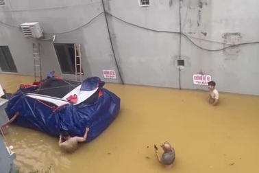 Bảo vệ ô tô tiền tỷ khi mưa ngập ngang hông với chi phí 500.000 đồng