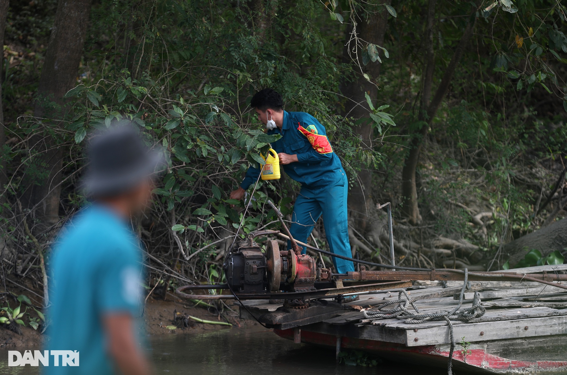 Nhiều thiết bị được chuyển bằng đường thủy vào giải cứu bé trai ở Đồng Tháp - 3 Nhiều thiết bị được chuyển bằng đường thủy vào giải cứu bé trai ở Đồng Tháp - 3