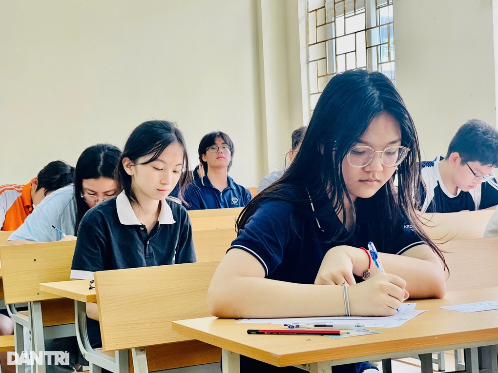 Thí sinh vượt hàng trăm km giành suất vào lớp 10 THPT Chuyên ĐH Sư phạm - 2