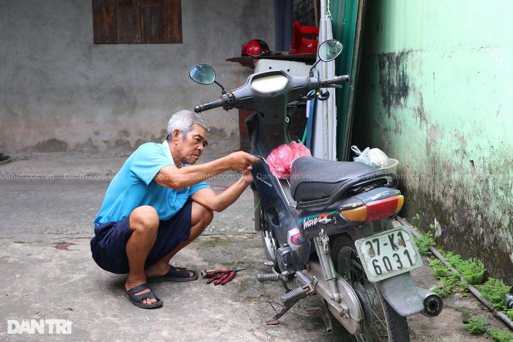 Thương bé trai bị bỏ rơi, 8 tuổi chưa được đến trường - 4 Thương bé trai bị bỏ rơi, 8 tuổi chưa được đến trường - 4